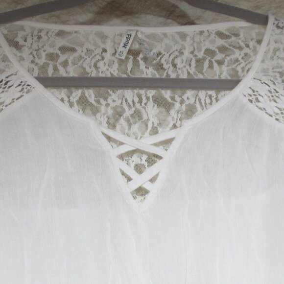 Boho Juniors White Lace Bell Sleeve Front Tie Top NWOT - Picture 3 of 5